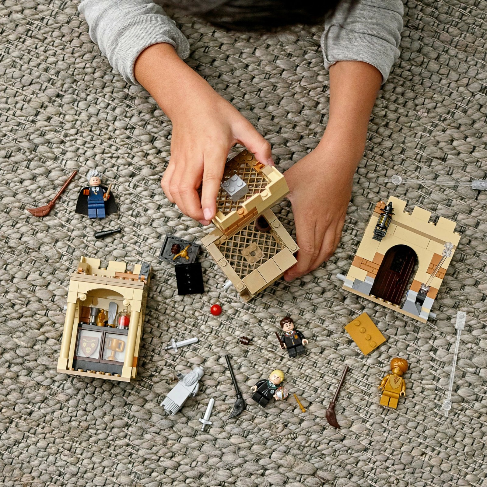 Set ndërtimi LEGO Harry Potter Hogwarts™: Mësimi i parë i fluturimit, 7 vjeç e lart, 264 pjesë, shumëngjyrësh